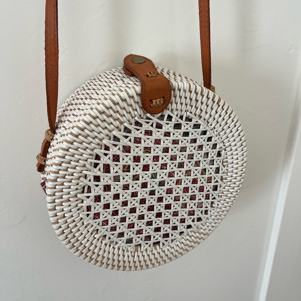 Round Woven Crossbody Bag - White and Tan - perfect for summer!